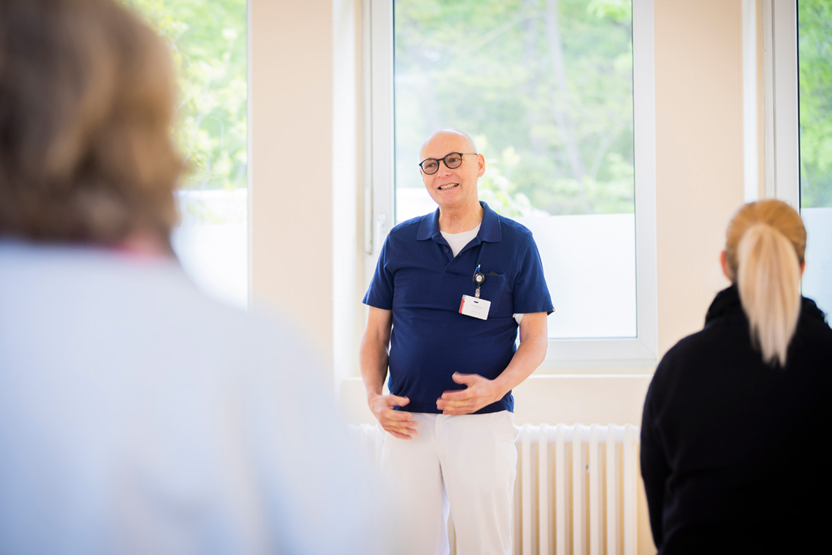 Dr. Christian Grah, Leiter des Lungenzentrums, erläutert seinem Publikum einen Zusammenhang.